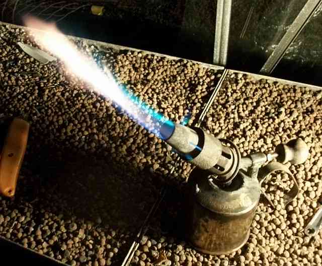 1325526865-Petrol_blowlamp.jpg