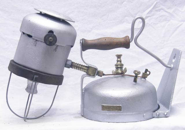1373250295-Bialaddin-1923-Hand_Lamp_01.jpg