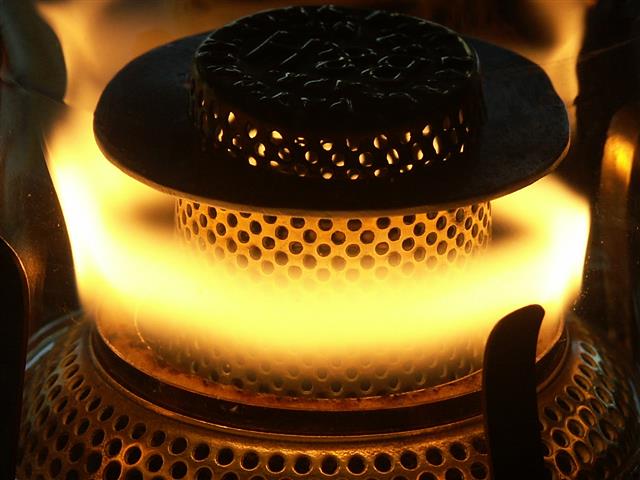 1394910416-Flame_spreader_in_action_B___H_new_wick___chimney_007__Small_.JPG