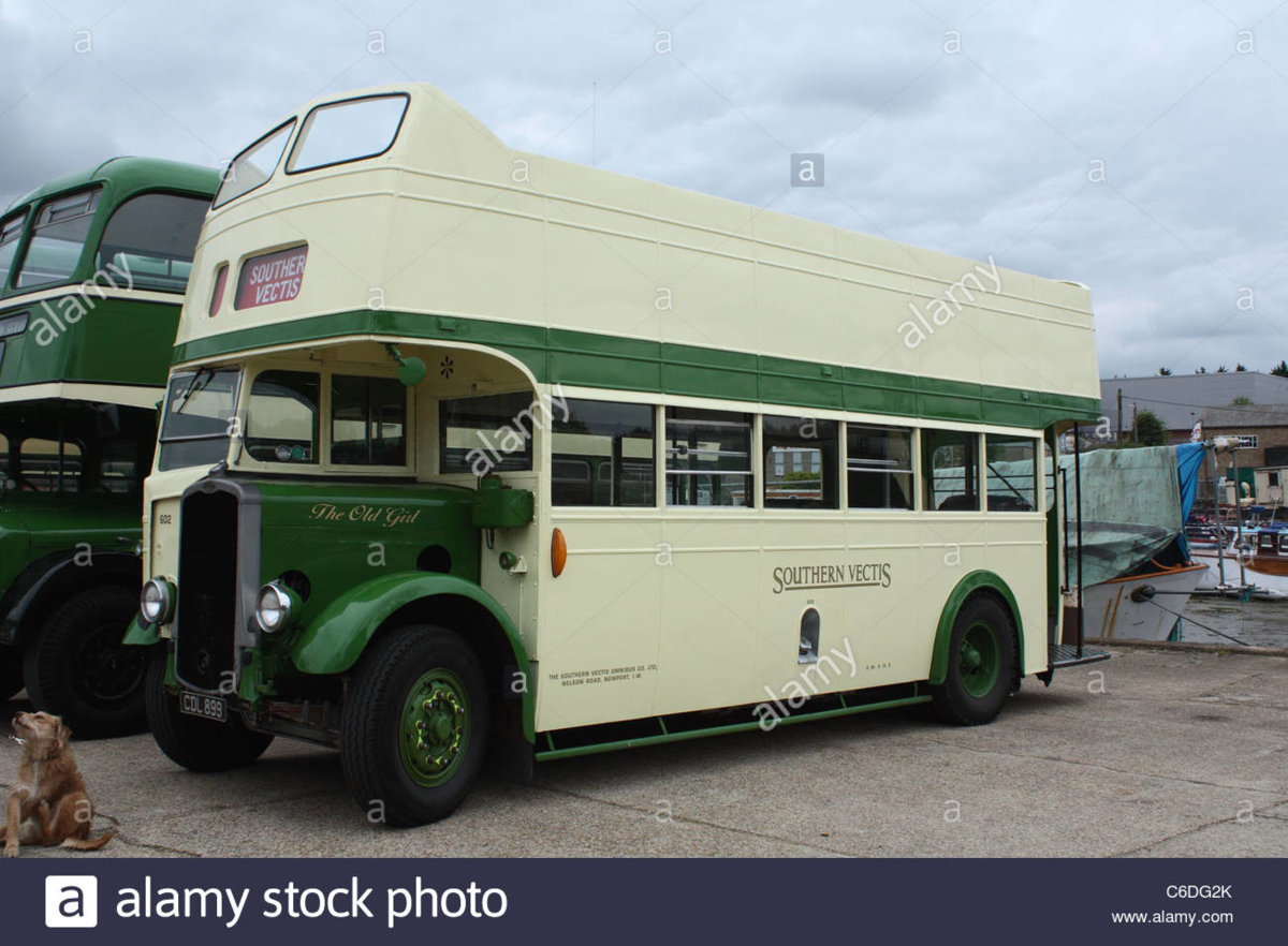 the-old-girl-southern-vectis-vintage-bus-at-bus-museum-on-the-isle-c6dg2k.jpg